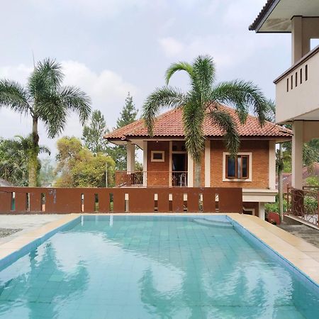 Villa Yustisia Curug 7 Cilember ซิซารัว ภายนอก รูปภาพ