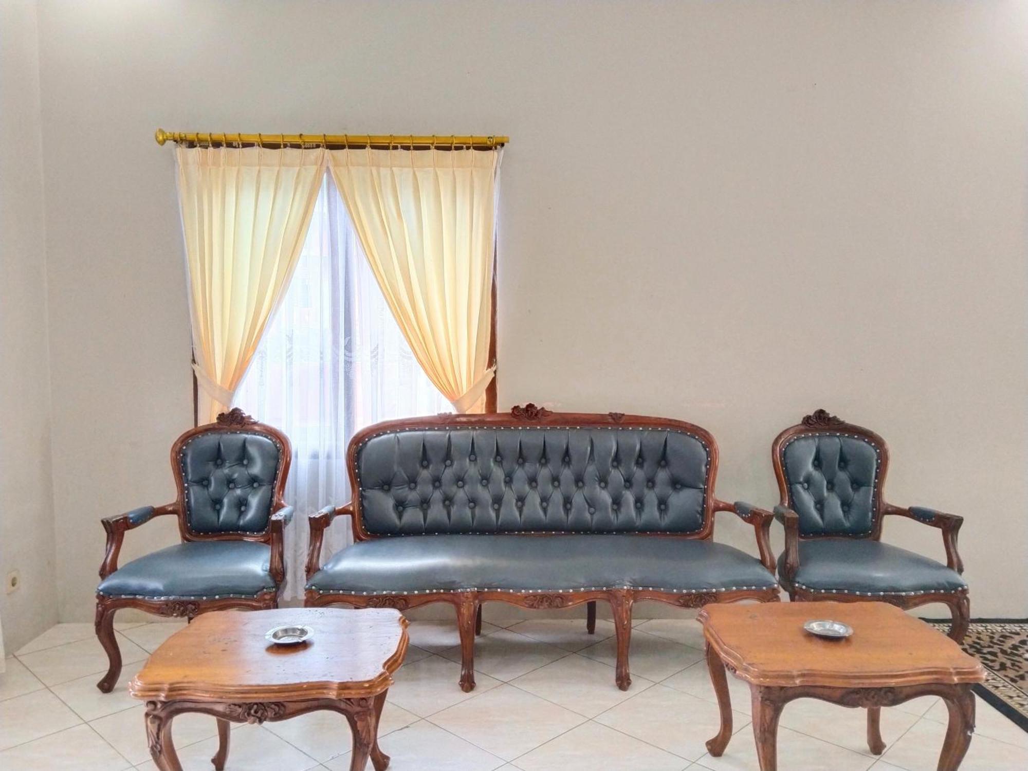 Villa Yustisia Curug 7 Cilember ซิซารัว ภายนอก รูปภาพ