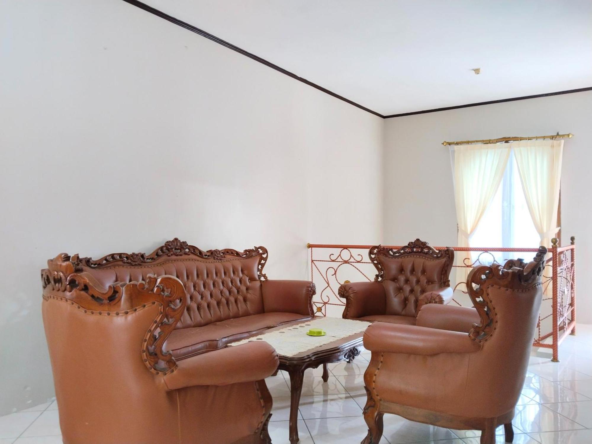 Villa Yustisia Curug 7 Cilember ซิซารัว ภายนอก รูปภาพ