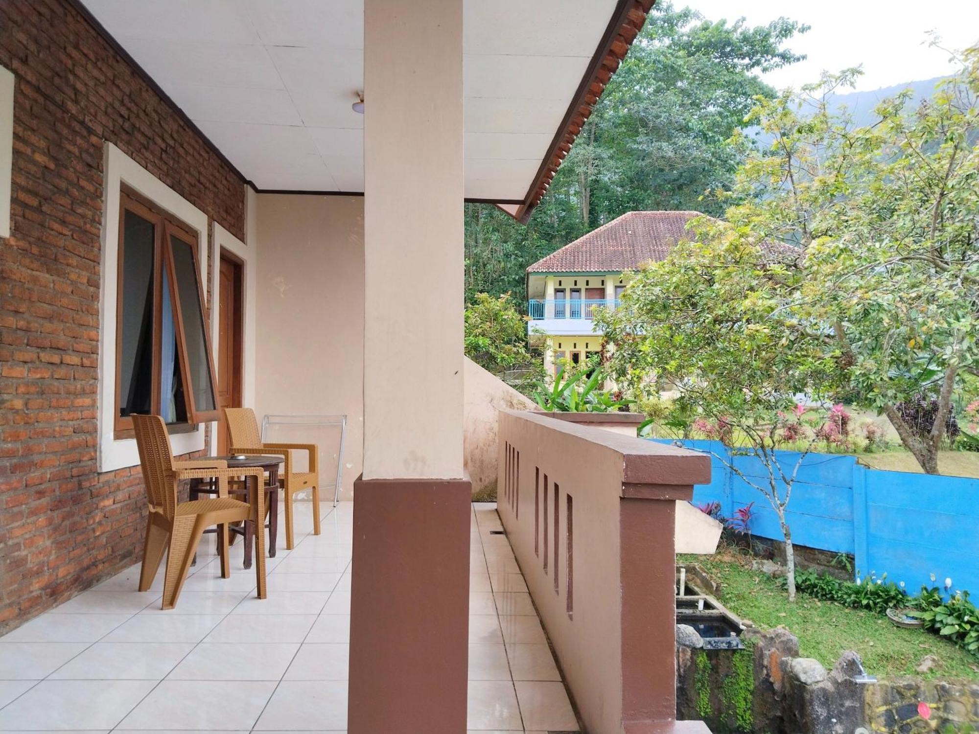 Villa Yustisia Curug 7 Cilember ซิซารัว ภายนอก รูปภาพ
