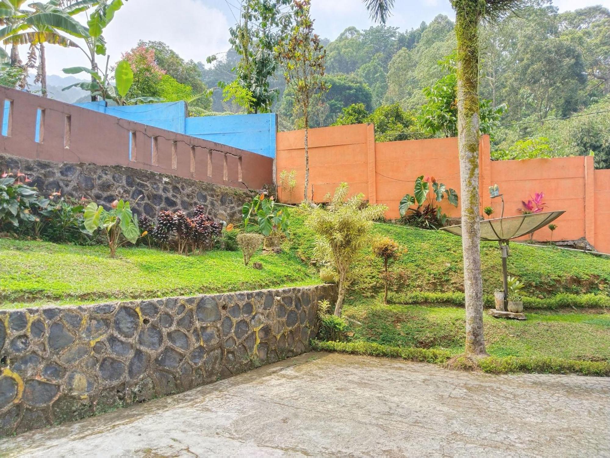 Villa Yustisia Curug 7 Cilember ซิซารัว ภายนอก รูปภาพ