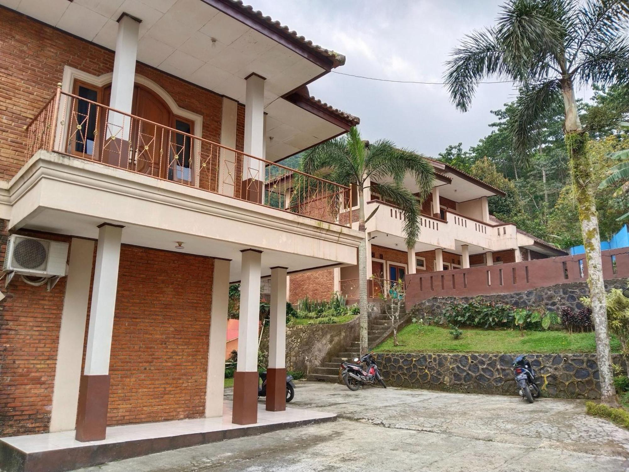 Villa Yustisia Curug 7 Cilember ซิซารัว ภายนอก รูปภาพ