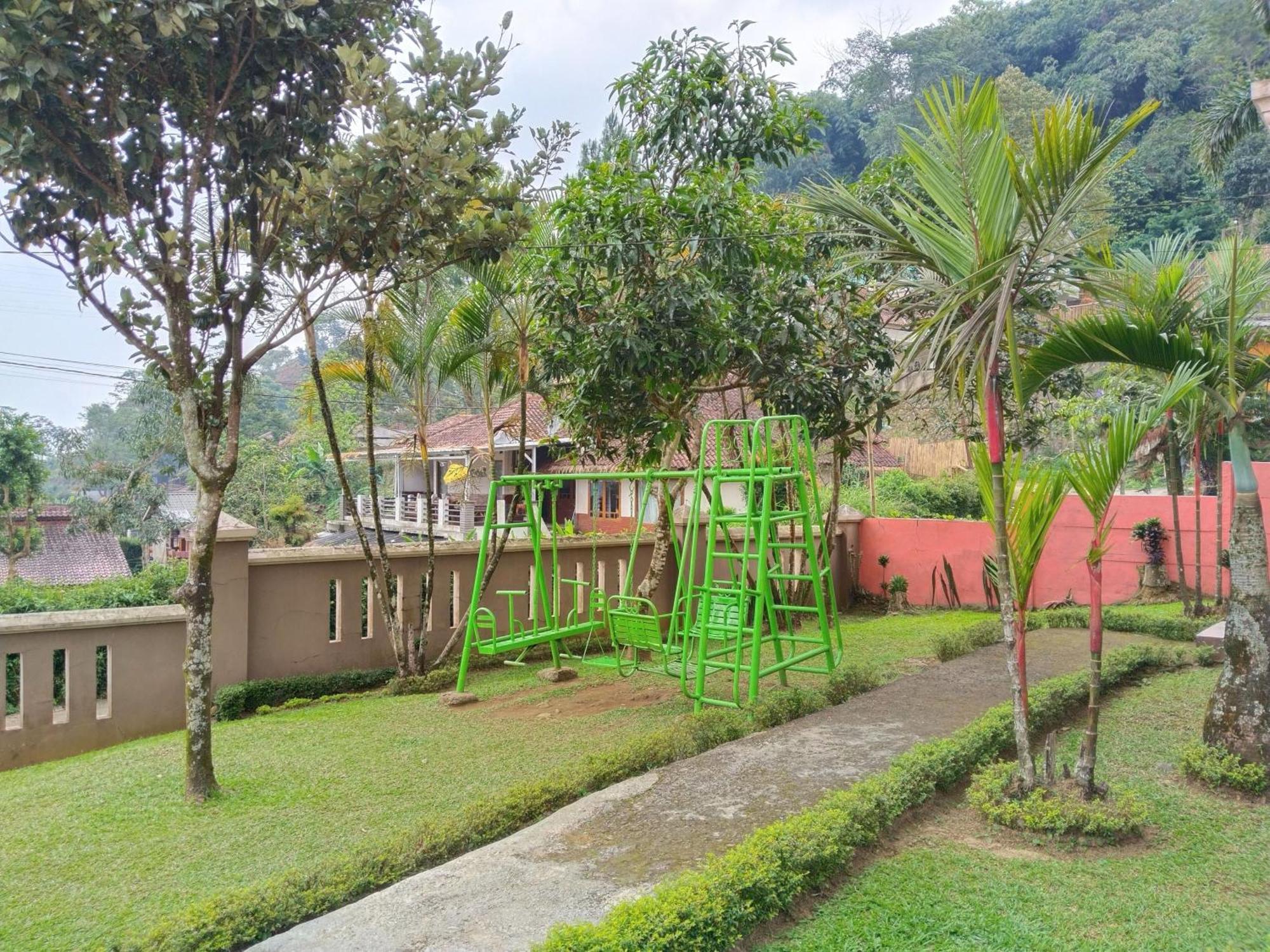 Villa Yustisia Curug 7 Cilember ซิซารัว ภายนอก รูปภาพ