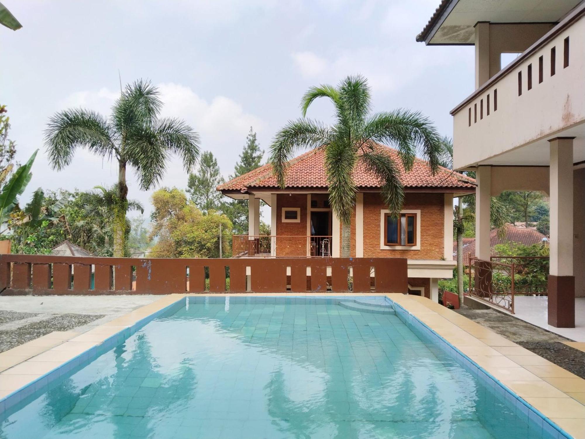 Villa Yustisia Curug 7 Cilember ซิซารัว ภายนอก รูปภาพ