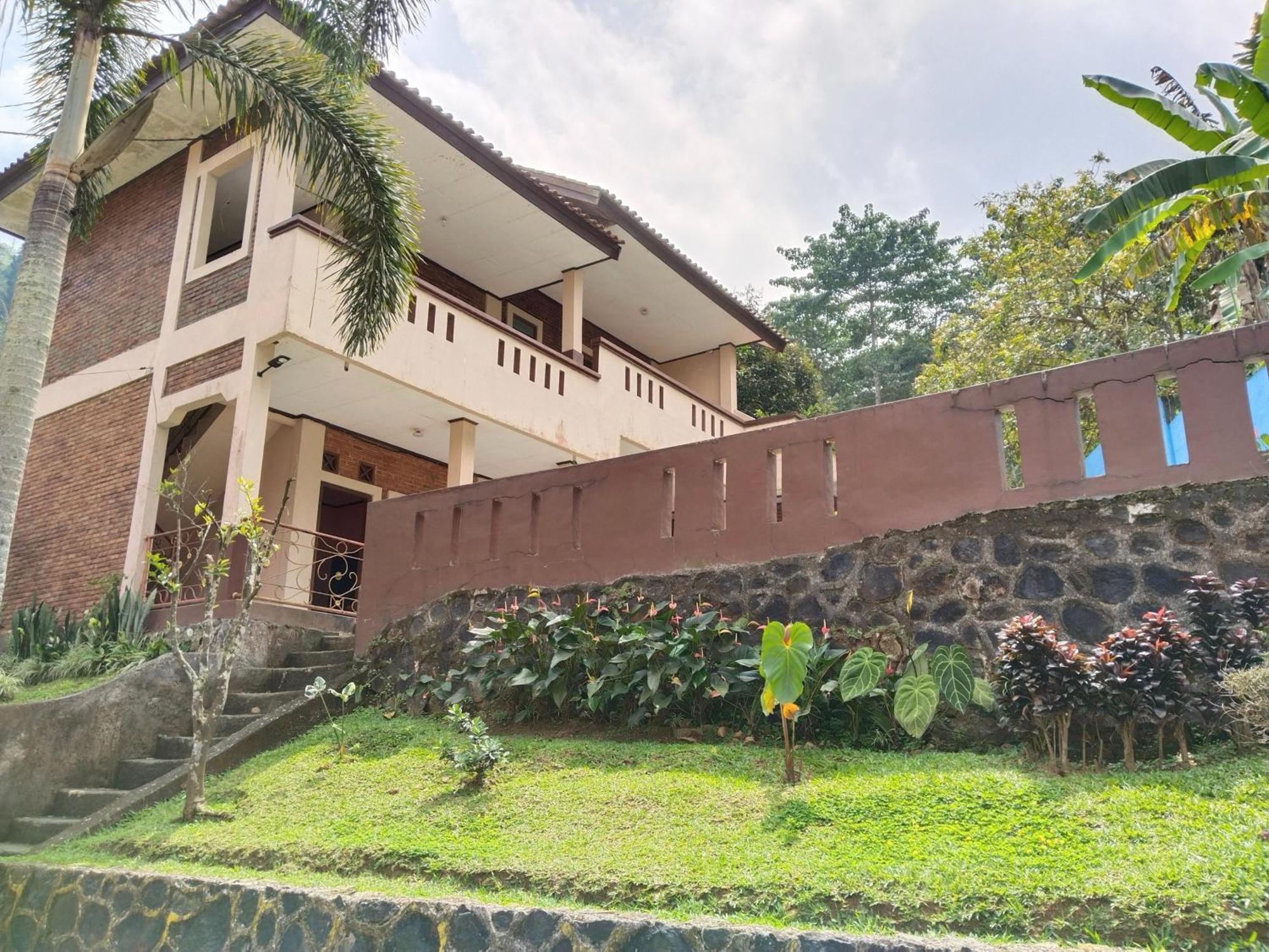 Villa Yustisia Curug 7 Cilember ซิซารัว ภายนอก รูปภาพ